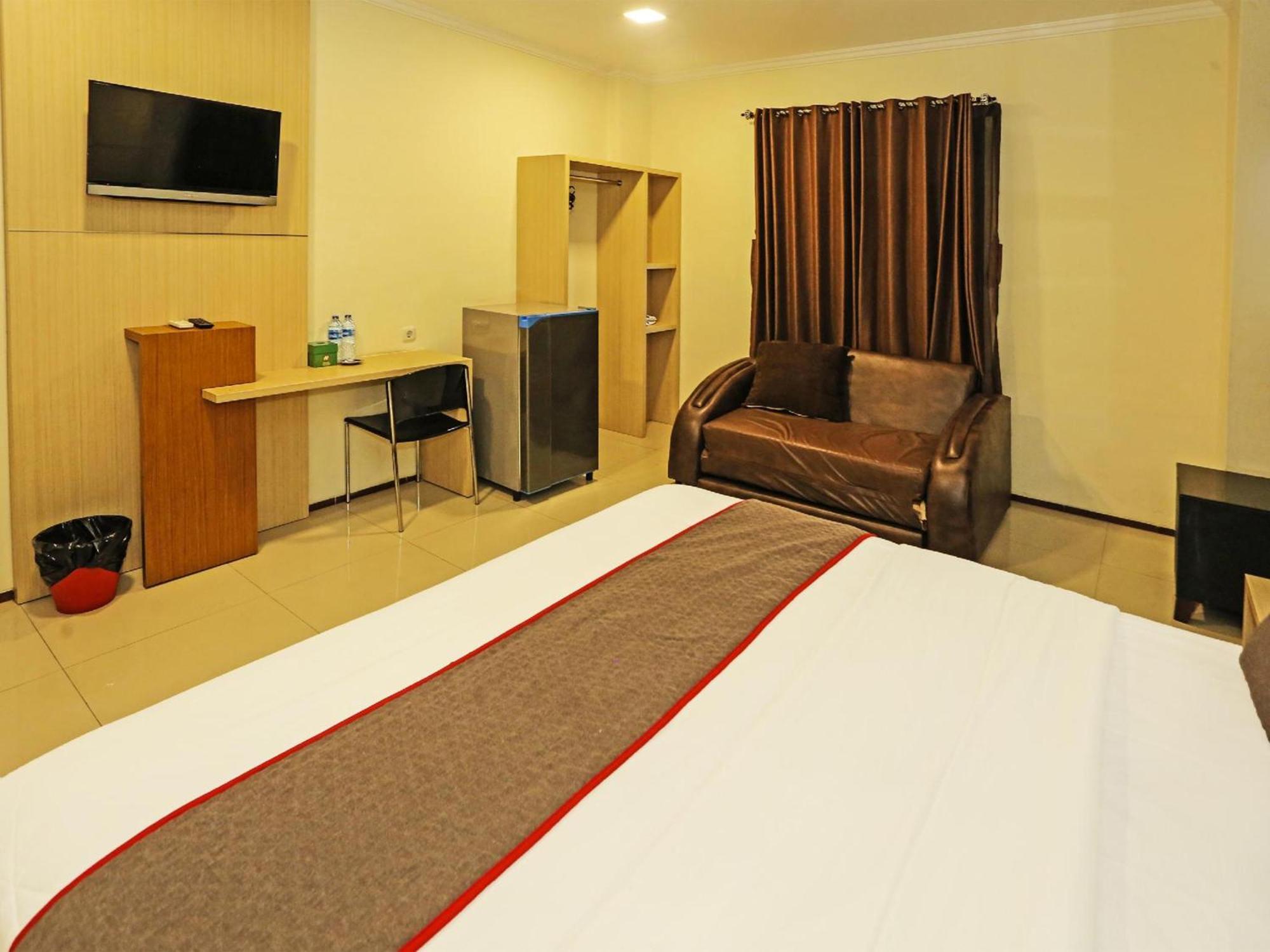 Super Oyo Townhouse Oak Hotel Fiducia スルポン エクステリア 写真