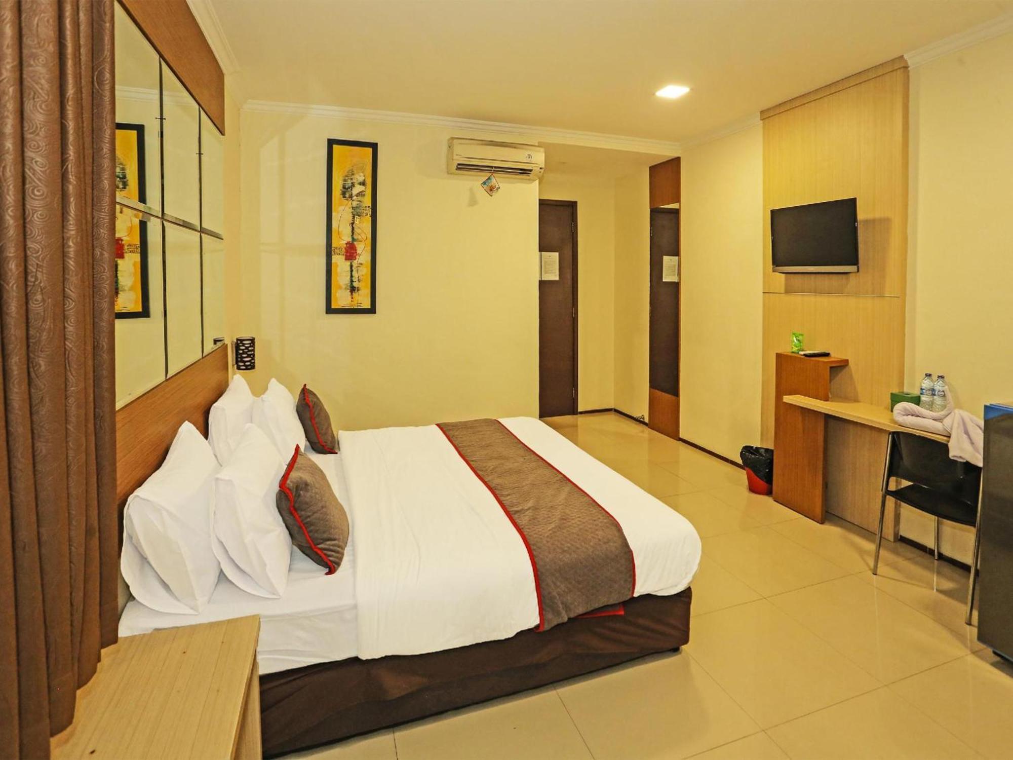 Super Oyo Townhouse Oak Hotel Fiducia スルポン エクステリア 写真