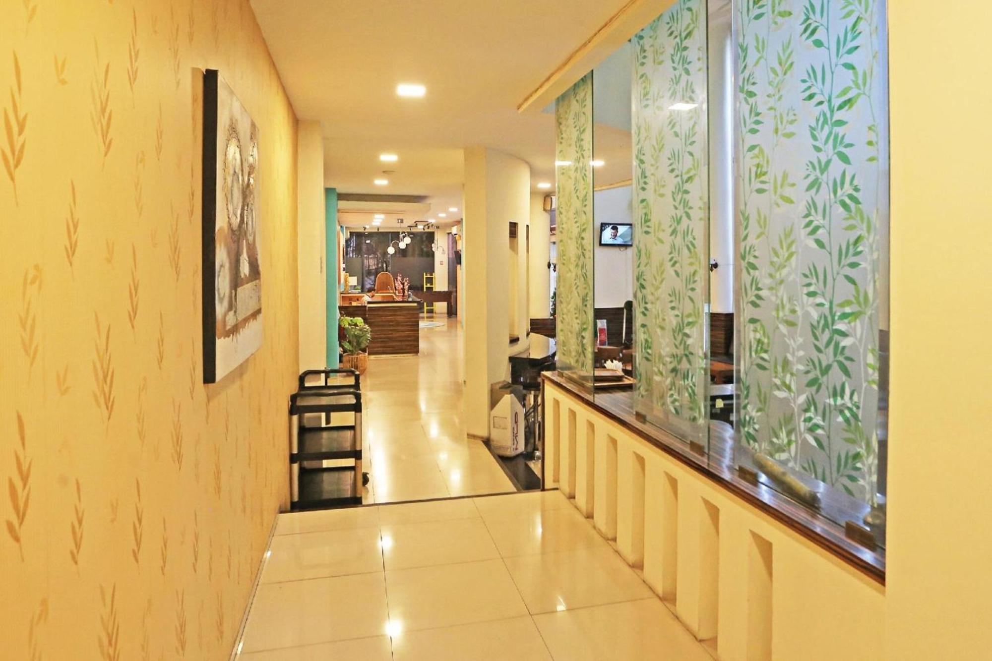 Super Oyo Townhouse Oak Hotel Fiducia スルポン エクステリア 写真