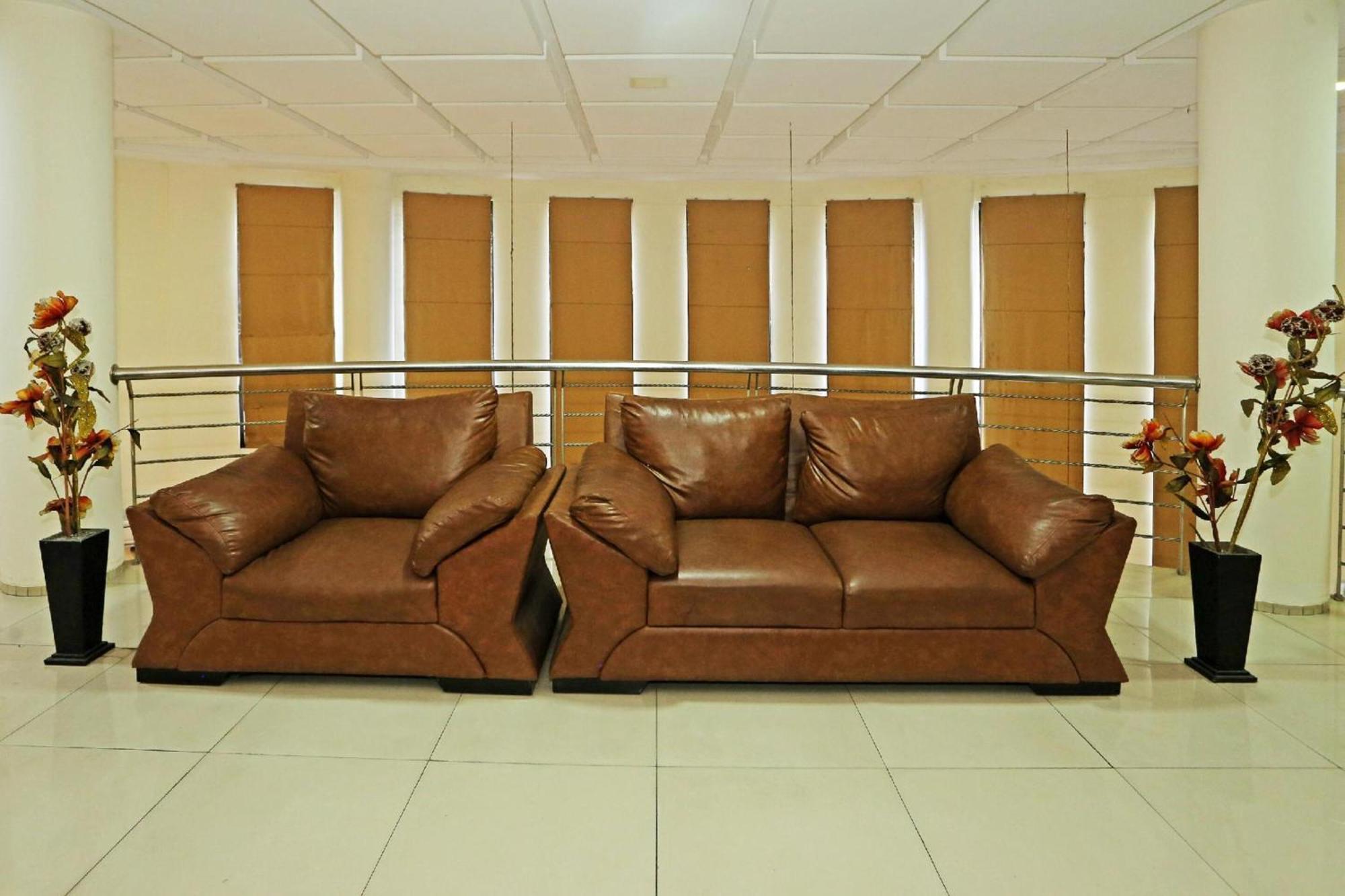 Super Oyo Townhouse Oak Hotel Fiducia スルポン エクステリア 写真