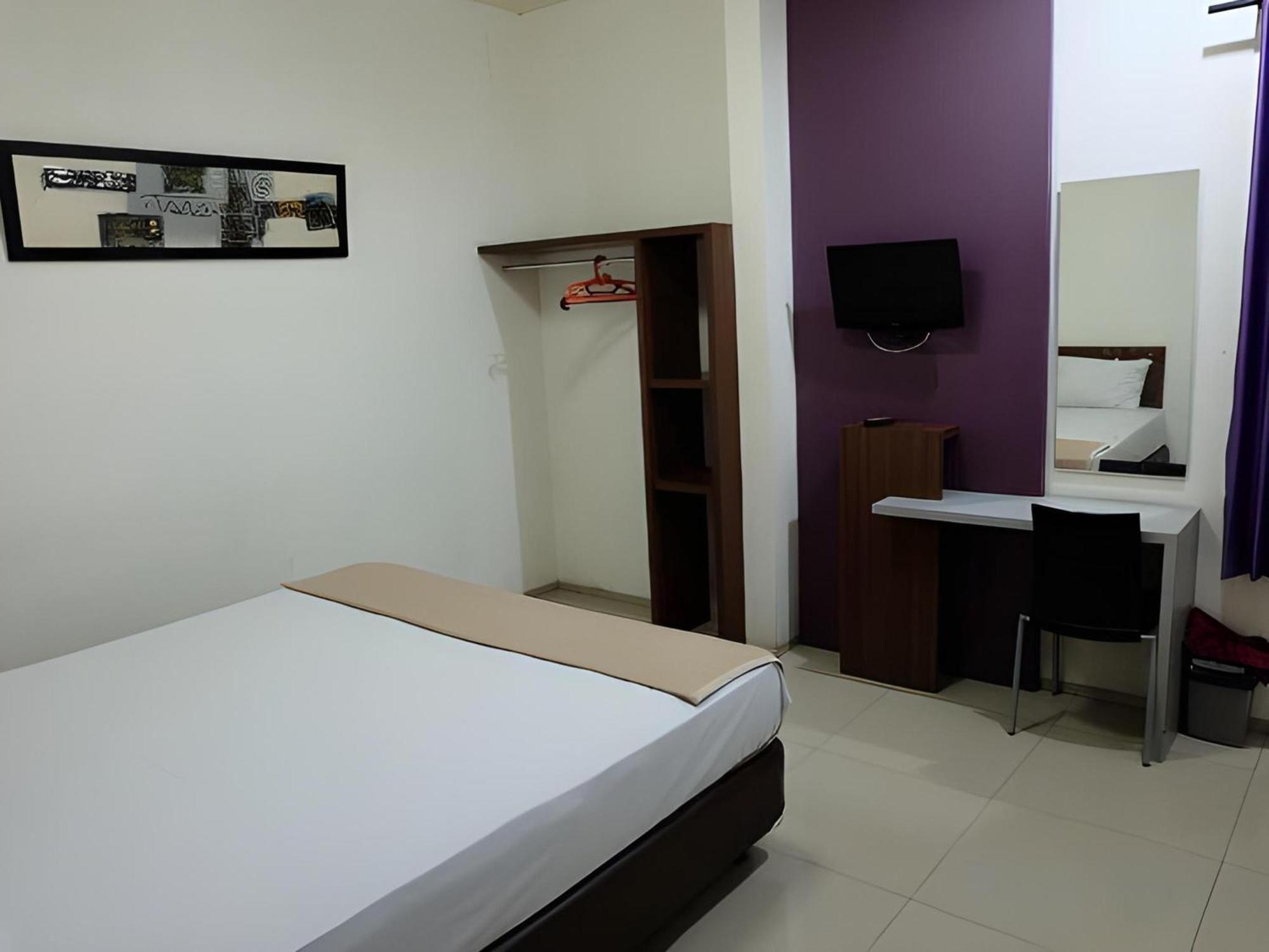 Super Oyo Townhouse Oak Hotel Fiducia スルポン エクステリア 写真