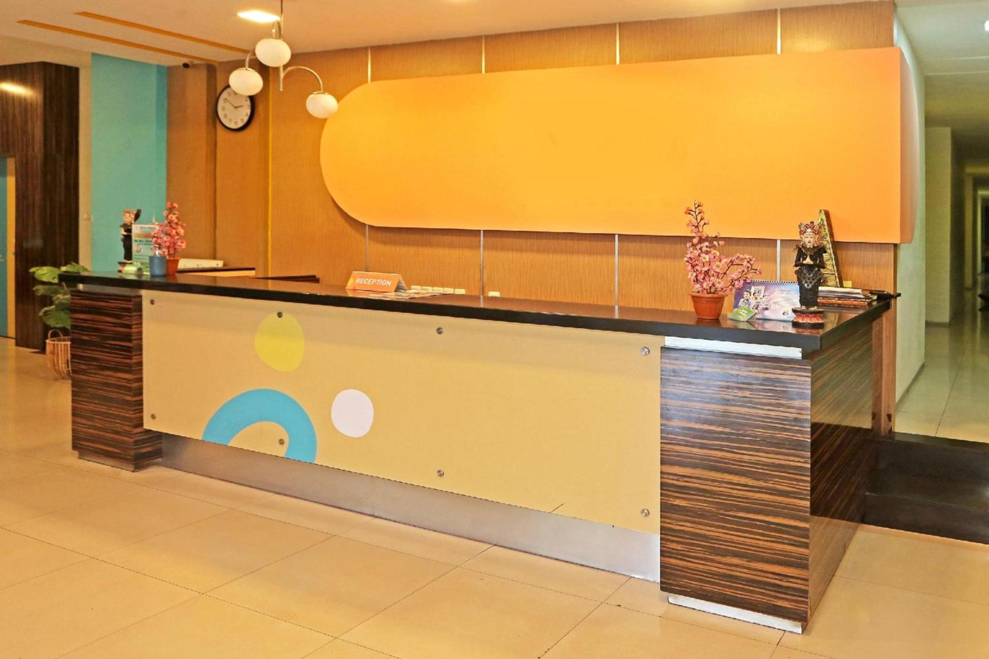 Super Oyo Townhouse Oak Hotel Fiducia スルポン エクステリア 写真
