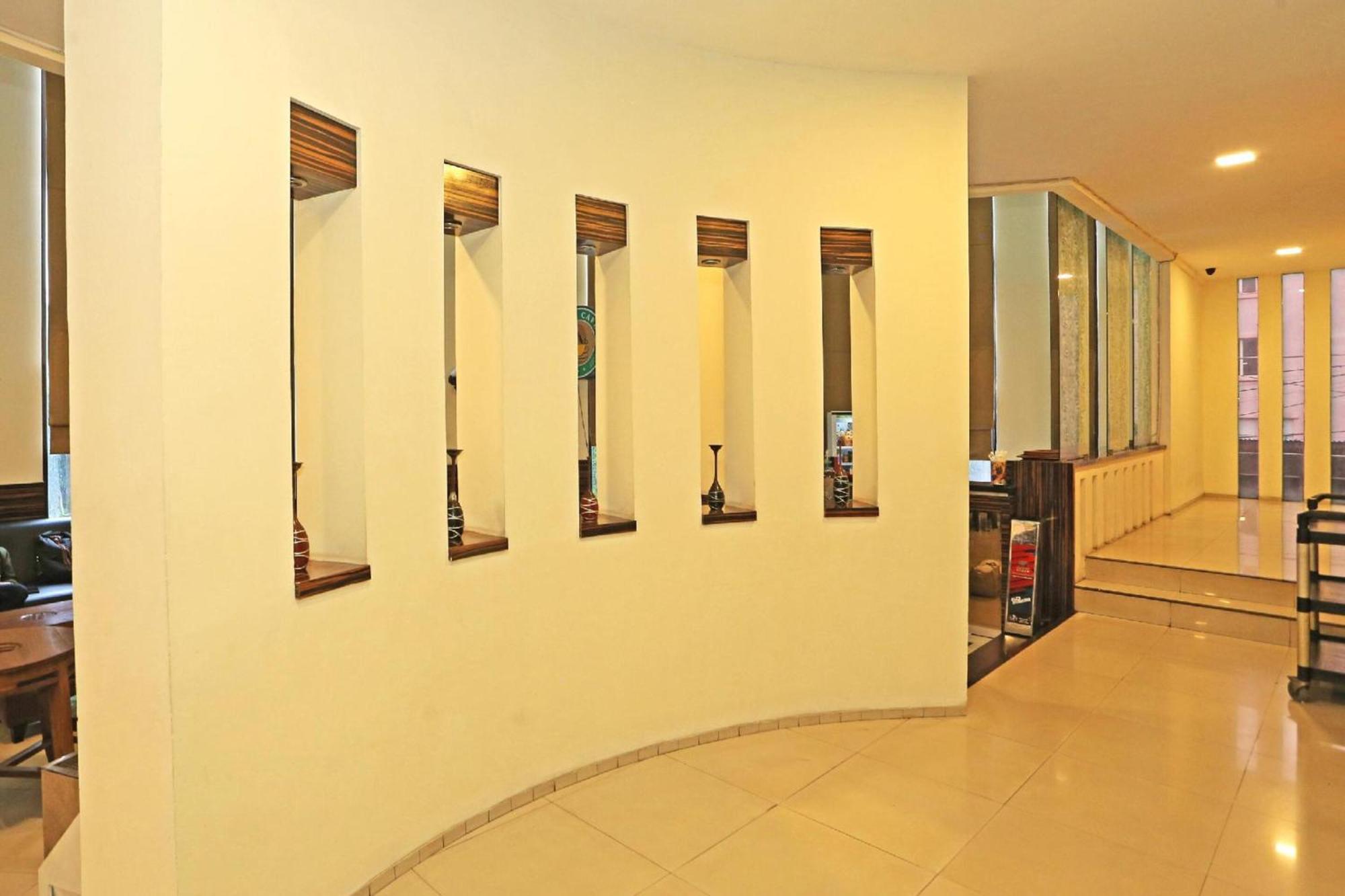 Super Oyo Townhouse Oak Hotel Fiducia スルポン エクステリア 写真