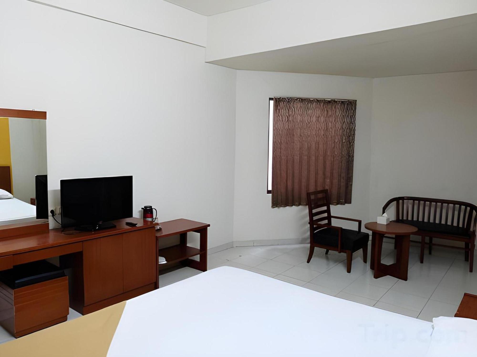 Super Oyo Townhouse Oak Hotel Fiducia スルポン エクステリア 写真