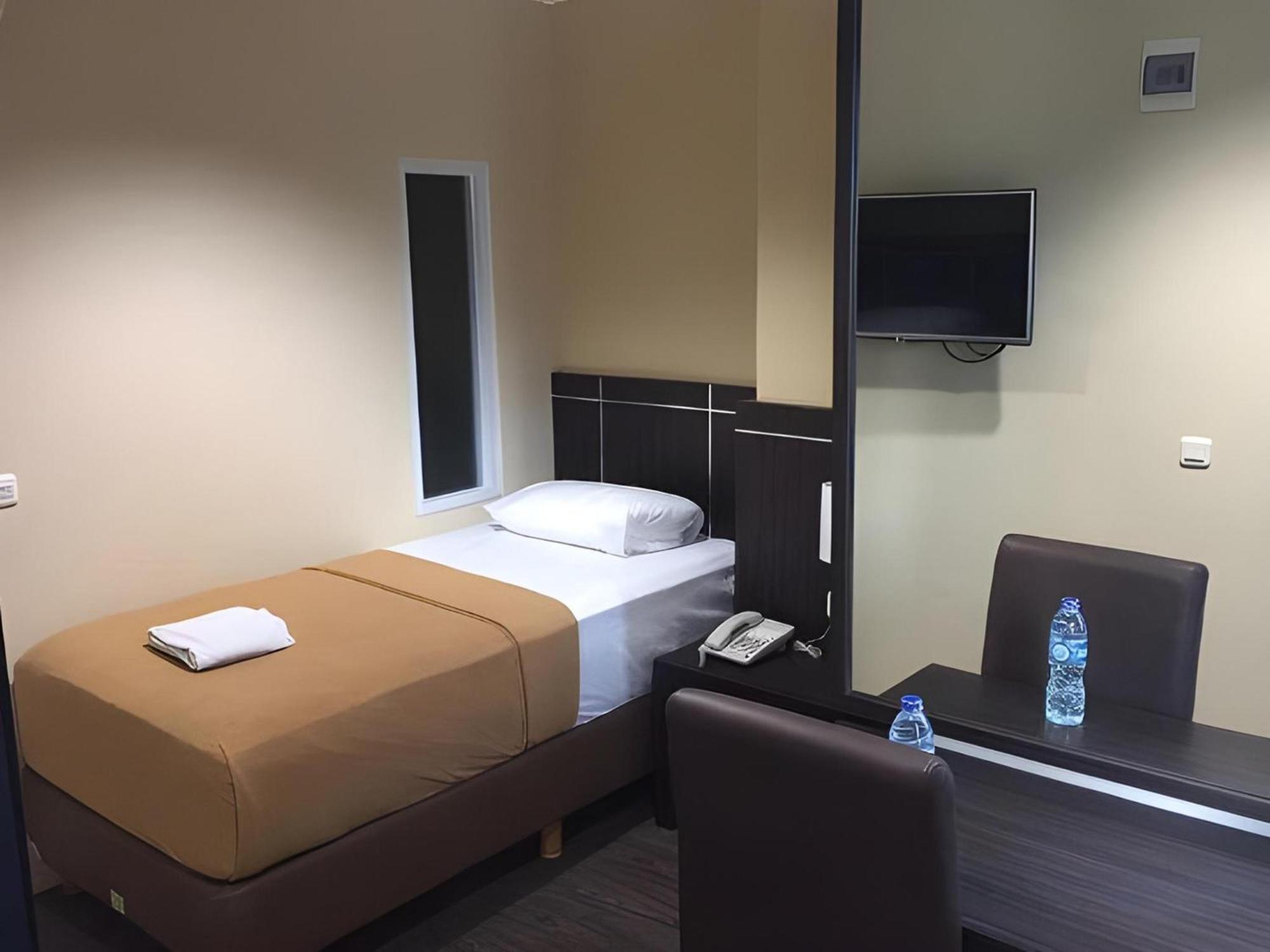 Super Oyo Townhouse Oak Hotel Fiducia スルポン エクステリア 写真