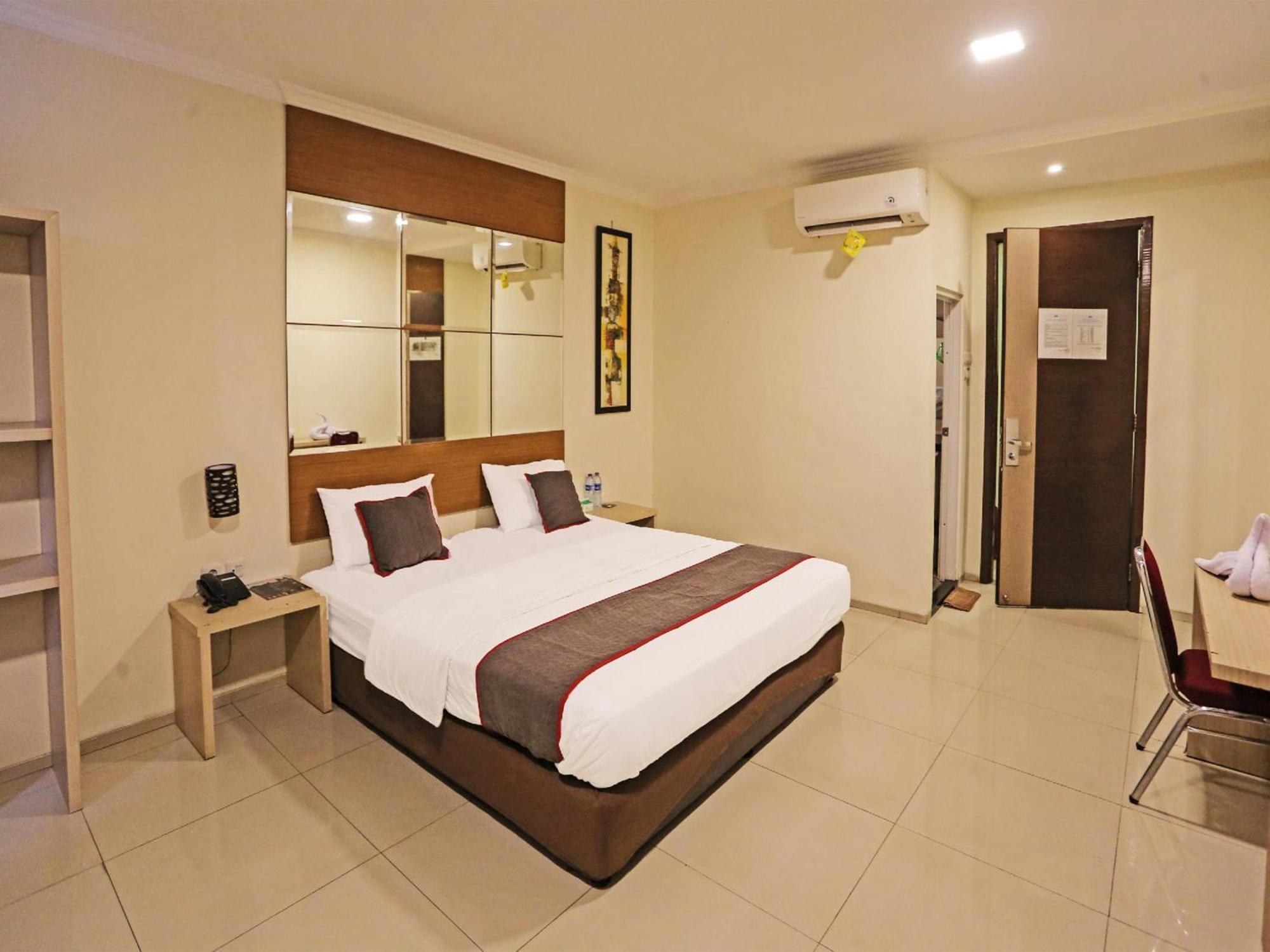 Super Oyo Townhouse Oak Hotel Fiducia スルポン エクステリア 写真