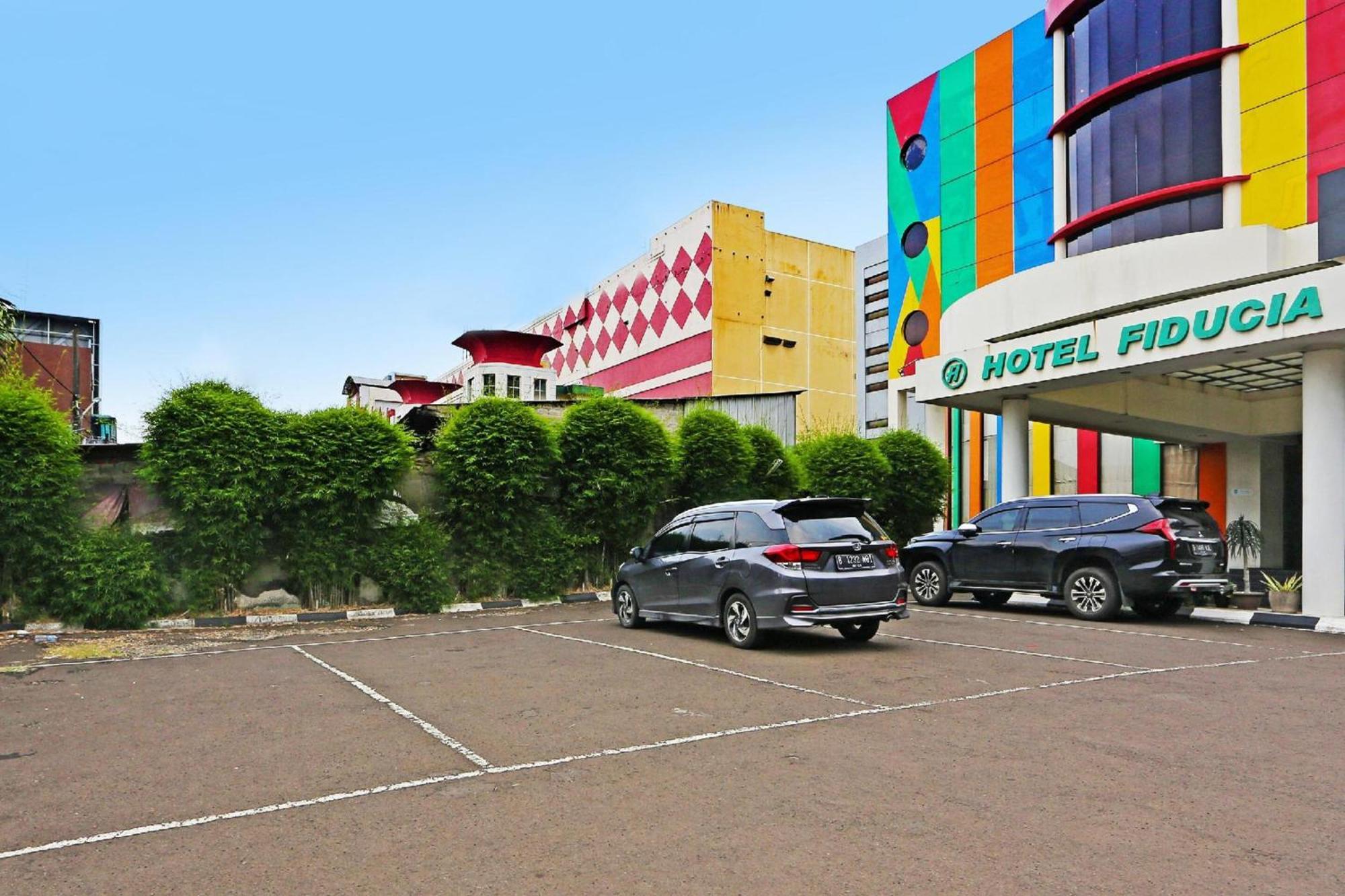 Super Oyo Townhouse Oak Hotel Fiducia スルポン エクステリア 写真