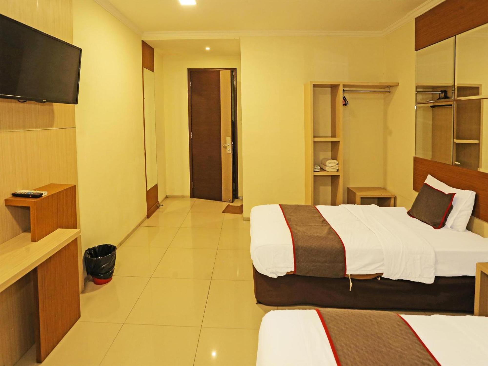 Super Oyo Townhouse Oak Hotel Fiducia スルポン エクステリア 写真