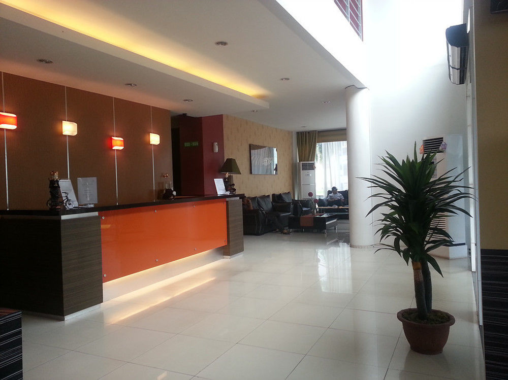 Super Oyo Townhouse Oak Hotel Fiducia スルポン エクステリア 写真