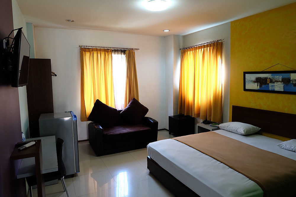 Super Oyo Townhouse Oak Hotel Fiducia スルポン エクステリア 写真